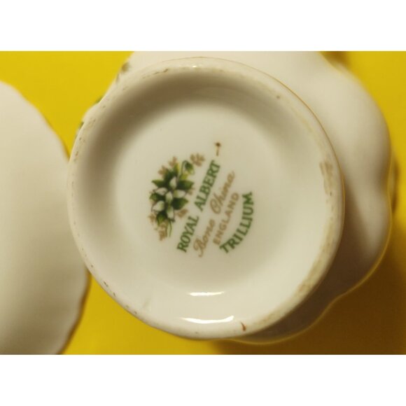 Vintage Royal Albert Trillium Tea Cup and Saucer Set Ontario Provincial Flower - Picture 12 of 12